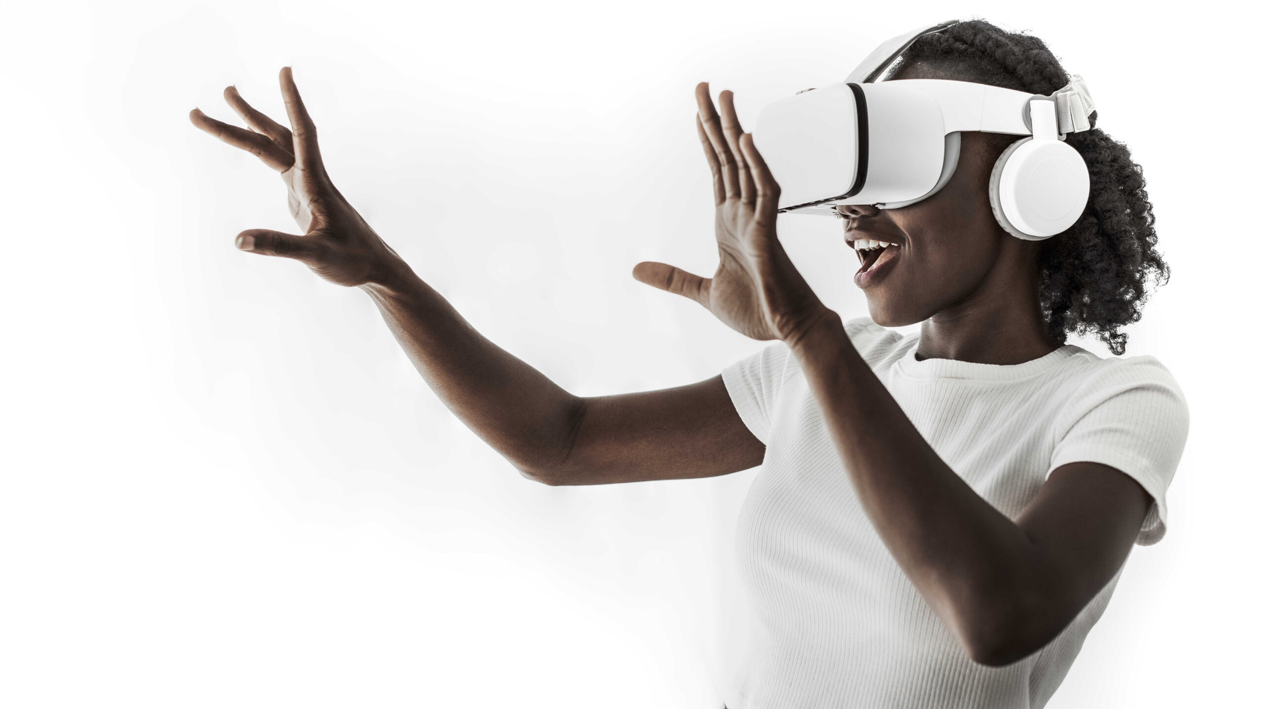 african-american-woman-experiencing-vr-simulation